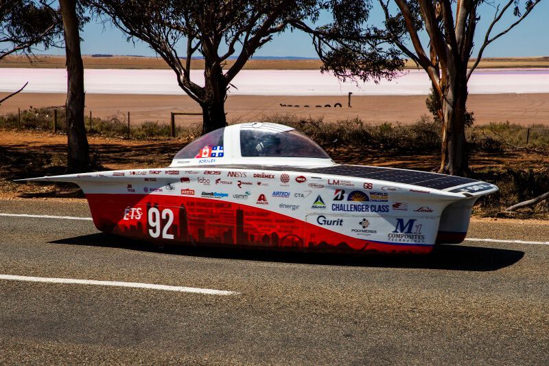 The teams cross the boundaries of technological innovation and explore the outback in a vehicles powered solely by solar energy. (Bild: World Solar Challenge)