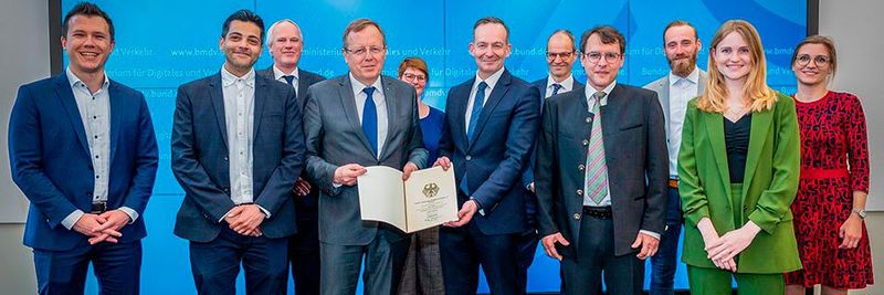 Bundesdigitalminister Dr. Volker Wissing übergibt den Förderbescheid an Acatech-Präsident Jan Wörner. Bundesdigitalminister Dr. Volker Wissing übergibt den Förderbescheid an Acatech-Präsident Jan Wörner.