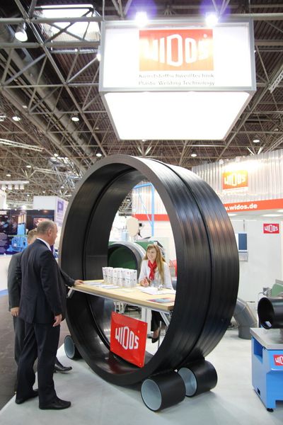 K 2013 Impressionen: Könner in Sachen Rohrschweißen... (Bild: Königsreuther)
