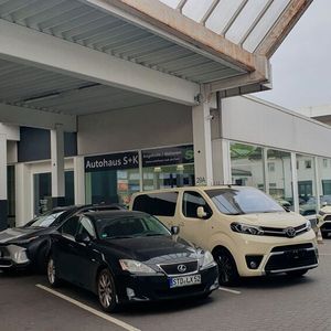 Los ging die Juryrundreise in Hamburg-Billlstedt bei S+K. Die Neu-Wulmstorfer-Autohausgruppe, die die Marken Toyota, Renault und Dacia vertreibt, hatte 2023 mit dem Taxiwerk einen reinen Taxi-Standort eröffnet. Mit diesem Vertriebsprojekt hatte sich S+K für den Automotive Business Award 2024 beworben.(Bild:  Mauritz – VCG)