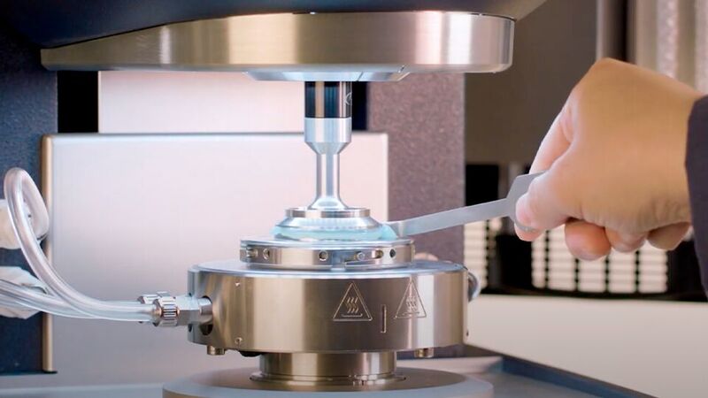 Blick ins Herz eines HR-Rheometers: Die Viskoelastizität von Polymeren lässt sich einfach, sicher und zuverlässig überprüfen und 3D-Resultate sowie jener anderer, nicht zuletzt additiver Fertigungsverfahren im Labormaßstab optimieren und das Produktionsergebnis perfektionieren.