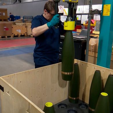 BAE Systems hat angekündigt, die Produktion von 155-Millimeter-Artilleriegranaten kräftig anzukurbeln. Jetzt bekommen Rheinmetall-Aktionäre hektische Flecken im Gesicht, weil da gehörig an Konkurrenz entsteht ... (Bild: BAE Systems)