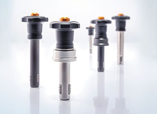 Die Gewindesperrbolzen von Erwin Halder erleichtern die Montage von Bauteilen. Mit Axiallager sind sie für alle Anwendungen geeignet, bei denen eine höhere Spannkraft benötigt wird.  (Bild:  Erwin Halder)