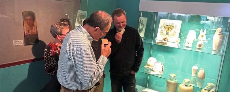 Besucher riechen an der Karte „Der Duft des Jenseits” während einer Führung im Museum August Kestner in Hannover. (Copyright: Ehrich SC, Calvez C, Loeben CE, Dubiel U, Terp Laursen S and Huber B(2026) From biomolecular traces to multisensory experiences)(Bild:  Ulrike Dubiel)