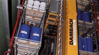 Die Regale im neuen Klebchemie-Hochregallager sind für unterschiedlich große Ladeeinheiten ausgelegt. Bild: Kocher (Archiv: Vogel Business Media)