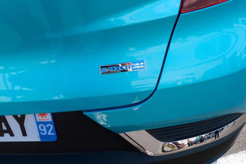 Von außen sind die Hybride durch den Schriftzug erkennbar.  (Bild: Simon/»kfz-betrieb«)