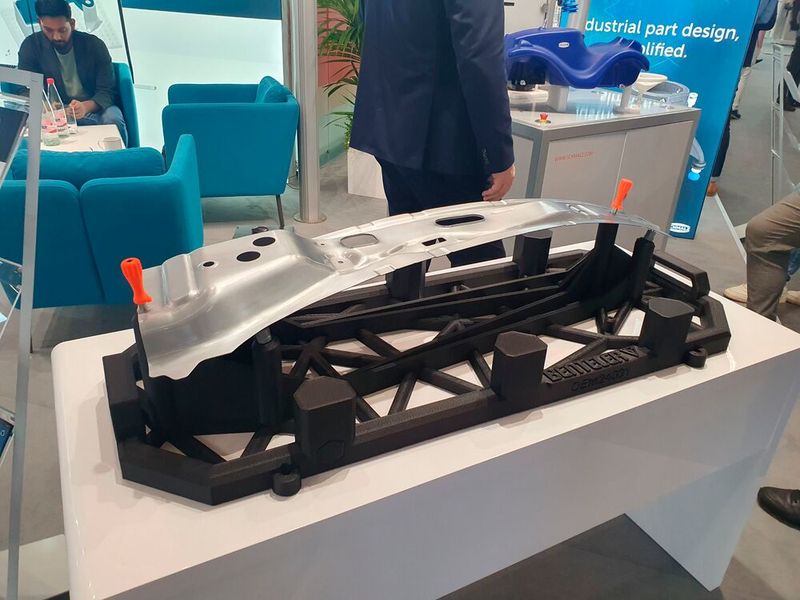Ein Anwendungsbeispiel für den Großformat-3D-Druck mit Leichtbaueffekt bei Herrmann Additive ist diese Messaufnahme für den Automotive-Sektor. Der Werker kann sie jetzt problemlos unterm Arm tragen. Zuvor war ein Kran nötig. (Bild: Herrmann Additive)