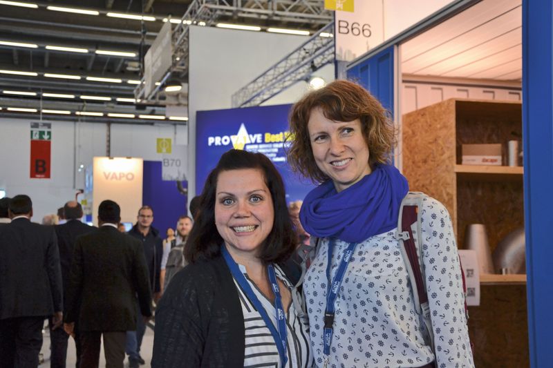 „Ich bin heute das erste Mal hier. In meinem Beruf sind Armaturen und Rohrleitungssysteme, verschiedene Auskleidung, verschiedene Materialien und auch Neuigkeiten sehr interessant und deswegen besuche ich die Achema“, Maria Göhring, Christine Rieger, BASF SE. (Bild: PROCESS)