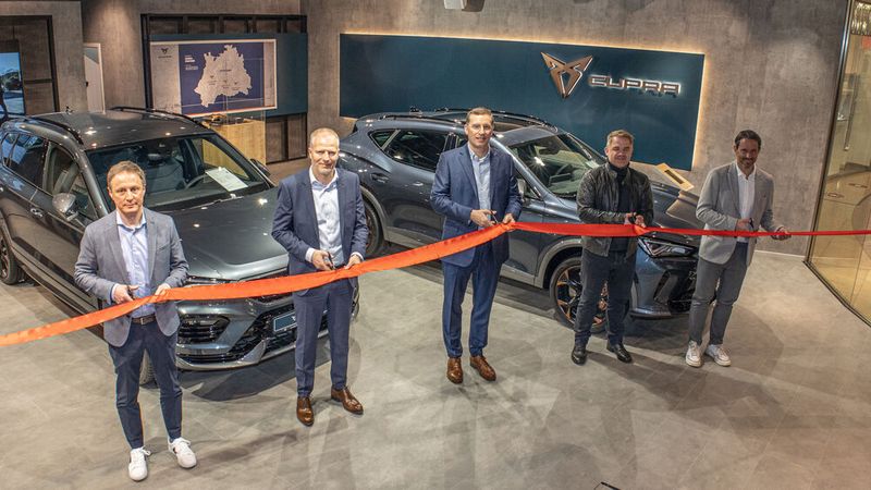 Offizielle Eröffnung: (v. li.) Roland Braun (Geschäftsführer Neuwagen Volkswagen, Seat, Cupra, Skoda der Hahn Gruppe), Frank Brecht (Vorsitzender der Geschäftsführung der Hahn Gruppe), Steffen Hahn (Geschäftsführender Gesellschafter der Hahn Gruppe),  Alexander Buk (Vertriebsleiter der Seat Deutschland GmbH) und Erik Händler (Leiter Händlerorganisation Seat Deutschland GmbH). (Bild: Hahn Automobile)
