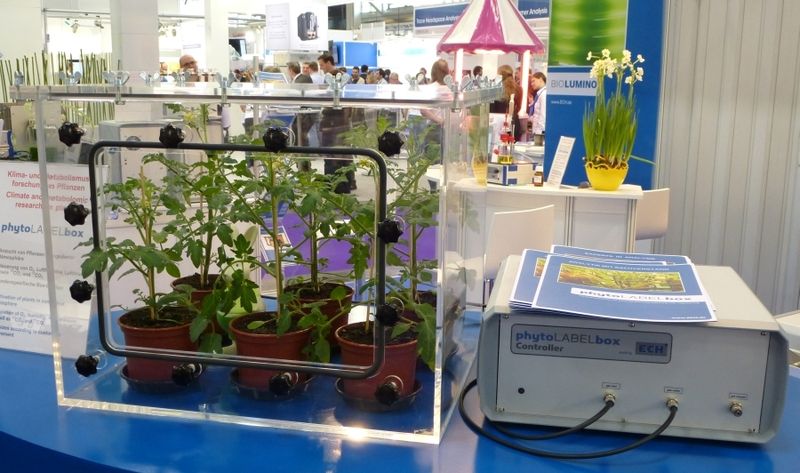 Impressionen von der diesjährigen Analytica, Halle A1/A2 Analytik und Qualitätskontrolle. Phyto Label Box zur Klima- und Metabolismusforschung an Pflanzen von ECH Elektrochemie Halle.   Weitere aktuelle Bilder und Nachrichten finden Sie auf unserer Landingpage zur Analytica, in unserem Visitorguide zur Messe oder in den kommenden Tage auch auf der Bildergalerie-Übersichtsseite . (Bild: Back/LABORPRAXIS)