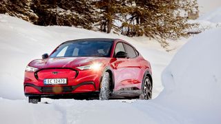 Wer sein E-Auto im Winter clever heizt, spart Strom und gewinnt Reichweite. (Bild: Ford)