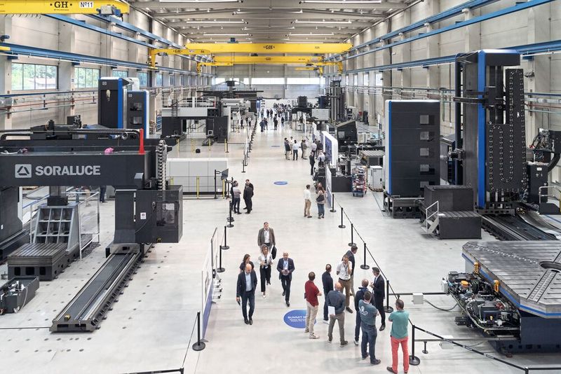 View into the portal and heavy-duty assembly plant of Soraluce in Bergara, Spain, during the Soraluce Summit. Clearly visible on the right: the floor type milling machine FXRW100. To its left: The portal milling machine PMG220. It demonstrated its high machining performance live on an application example for the railway industry. (Image:Soraluce)