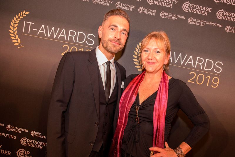 Abwarten! Yvonne Schickel und Holger Winter (beide Commvault). (Bild: artful rooms / VIT)