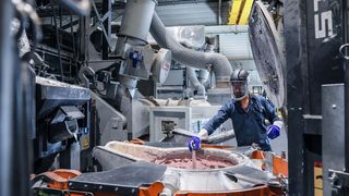 Blick in die Gießmaschine: Beim Injector Casting erfolgt die Füllung von oben. (Bild: BMW Group/Marcus Krüger)