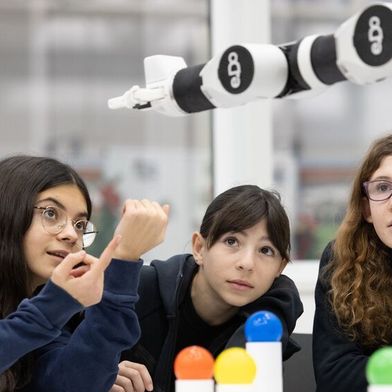 Roboter helfen dabei, den Arbeitsplatz für junge Menschen attraktiver zu machen. Unternehmen und Regierungen fördern Qualifizierungs- und Weiterbildungsprogramme, um Arbeitnehmern zu helfen, mit den sich ändernden Anforderungen an ihre Fertigkeiten Schritt zu halten und in einer von Automatisierung geprägten Wirtschaft wettbewerbsfähig zu bleiben. (Bild: Comau)