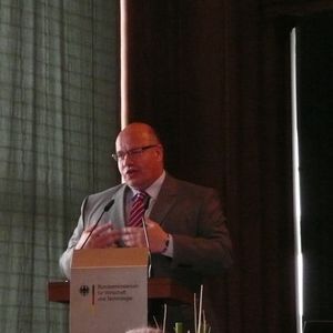 Umweltminister Peter Altmaier: „Wir müssen den Erfindungsreichtum des Mittelstands nutzen, um den Ausbau der erneuerbaren Energien auf der Basis dezentraler Energiespeicher voranzubringen.“