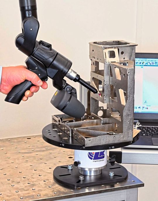 La nouvelle table rotative indexable Freedom de LK Metrology est utilisée pour accélérer l’inspection d’un assemblage à l’aide d’un bras de mesure portable. La nouvelle table rotative indexable Freedom de LK Metrology est utilisée pour accélérer l’inspection d’un assemblage à l’aide d’un bras de mesure portable.