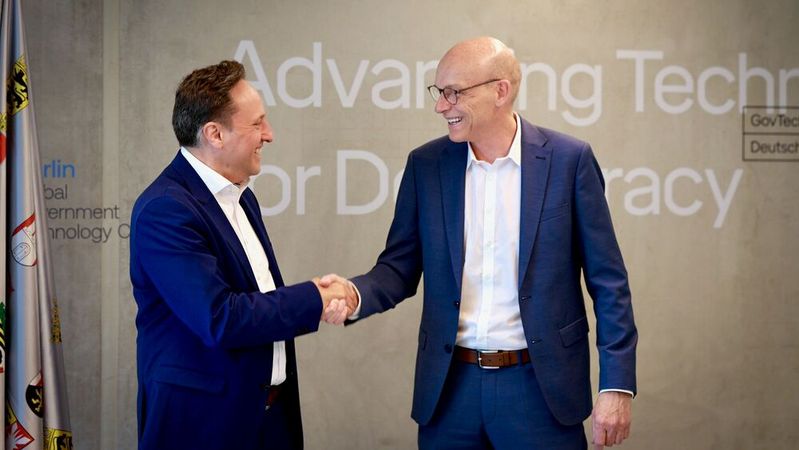 Ammar Alkassar, Vorstand, GovTech Deutschland, und Steven Handgrätinger, Bereichsvorstand Public Sector, Bechtle AG (v. l.)(Bild:  GovTech Deutschland)