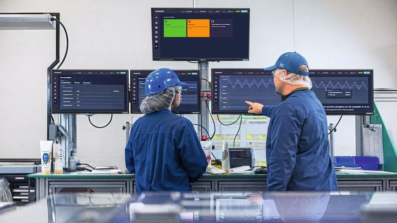 In einer Produktionsanlage von P&G nutzen Bediener das KI-basierte Visual Inspection Cockpit auf Siemens Industrial Edge, um die Qualität in Echtzeit über Konsumgüterlinien mit hoher Produktvarianz hinweg zu überwachen.(Bild:  Siemens)