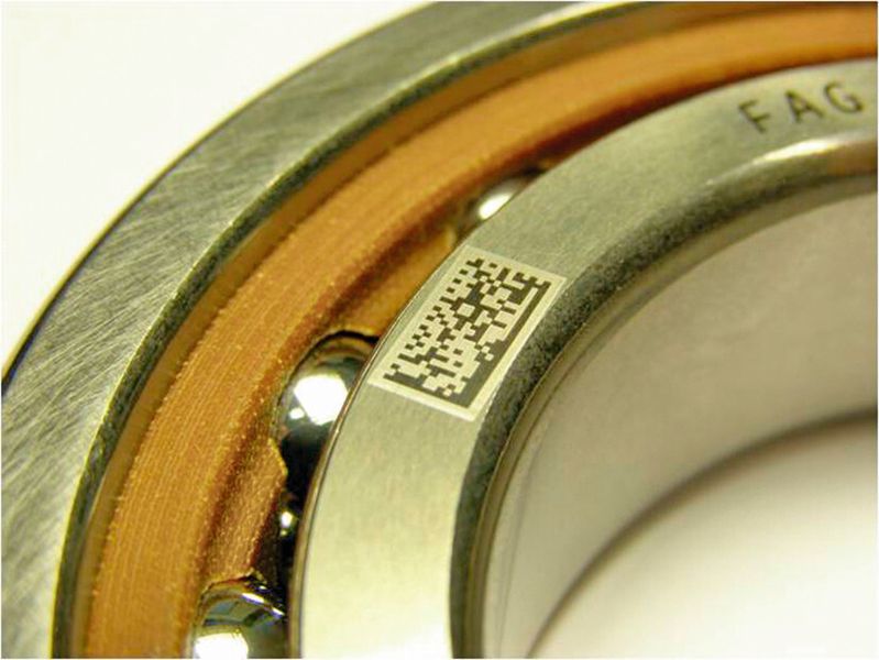 Data-Matrix-Codes können heutzutage mit jedem Smartphone gelesen werden. Die Aufbringung auf den Produkten (hier: Schaeffler-Wälzlager) ist oft zeit- und kostenintensiv. (Schaeffler)