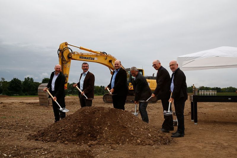 Spatenstich bei Siegmund in Oberottmarshausen: (von links) Georg Stadler (Leiter Hochbau), Bürgermeister Gerhard Mößner, Juniorchef Daniel Siegmund, Architekt Gerhard Glogger,
Seniorchef Bernd Siegmund sowie Stellvertreter des Landrats Heinz Liebert. (Siegmund)