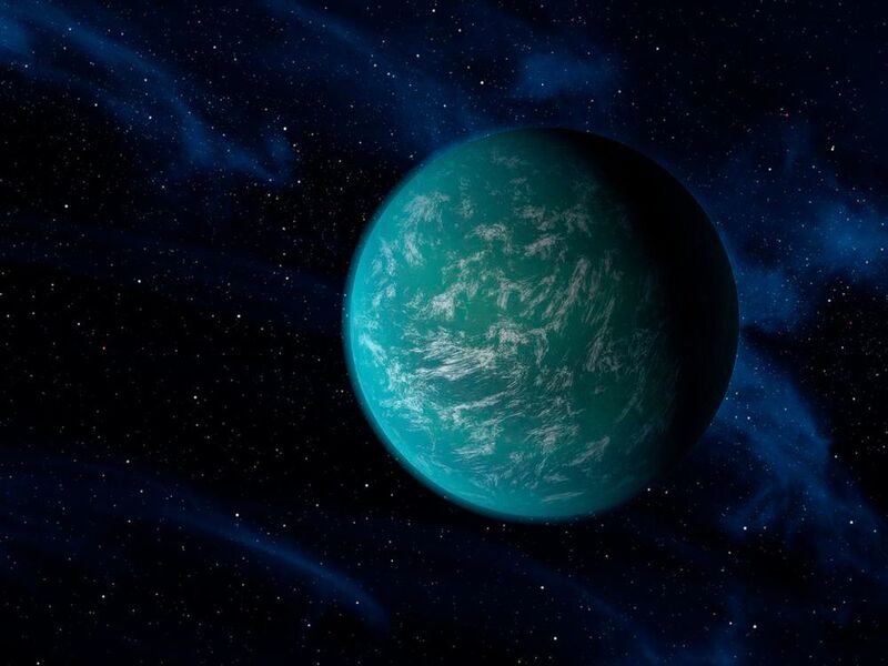 Von Kepler-22b wissen wir, das sein Stern der Sonne ähnlich ist. Er war der erste Planet, von dem wir durch Kepler erfahren haben, dass er in der bewohnbaren Zone seines Sterns seine Kreise zieht. Der Planet ist 2,4 mal so groß wie die Erde und damit der kleinste Planet, von dem wir bisher wissen, der in der Mitte der bewohnbaren Zone eines Sterns kreist, der unserer Sonne ähnlich ist.
Noch ist unbekannt, ob der Planet eine überwiegend felsige, gasförmige oder flüssige Zusammensetzung hat. Es ist aber möglich, dass die Welt Wolken in ihrer Atmosphäre bildet, wie hier in der Interpretation des Künstlers. (NASA/Ames/JPL-Caltech)