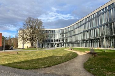 Das Digital Health Innovation Forum (DHIF) bietet eine globale Plattform für internationale Speaker und Veranstaltungsteilnehmende. In den Hörsälen des Hasso-Plattner-Instituts fokussiert man sich auf die Stärkung der weltweiten Transformation im Gesundheitswesen. An zwei Tagen, vom 25. bis 26. März 2026, fand die zweite Ausgabe statt.  (Bild: © Serina Sonsalla)