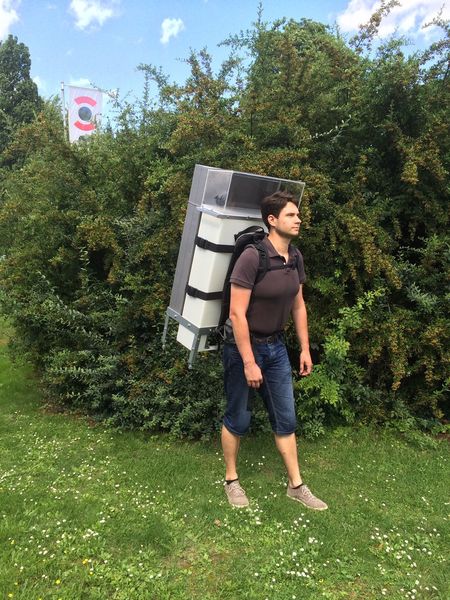 Ein Deuter-Tragsystem erleichtert den Transport der Anlage.  (Rucksackspende)