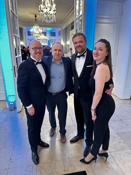 (v. l.) Simon England (Infinigate), Michael Hase (IT-BUSINESS), Thomas Henk und Julia Strykova (Nuvias) (Bild: Vogel IT-Medien GmbH)