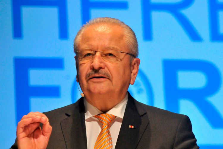 ZDK-Präsident Jürgen Karpinski: „Die Autos der Zukunft werden nur noch die Hülle für das digitale Entertainment sein. Mit diesen Daten wird das Geld verdient und nicht mit der rabattierten Hülle.“ (Foto: Zietz)
