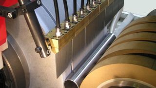 Nadeldüsen bringen das Kühlmittel in der Spitzenlosschleifmaschine unmittelbar zur Zerspanstelle. Das Ergebnis sind optimal gekühlte Werkzeuge und Werkstücke sowie ein reduzierter Kühlmittelbedarf.Bild: Studer Mikrosa (Archiv: Vogel Business Media)
