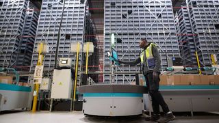 Das automatisierte Lagersystem von Exotec setzt auf mobile Roboter und vertikale Lagerung. (Bild: Exotec)