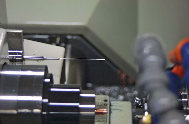 Bild 1: Die Tieflochbohrer auf der Cincom Evolution L20E Langdrehmaschine von Citizen erreichen an Bohrungstiefen mehr als das 35-Fache des Durchmessers. (Bild: Citizen Machinery)