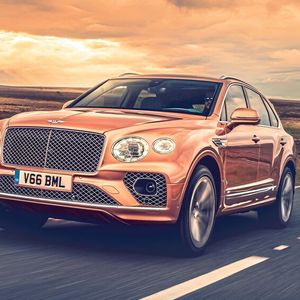 Zu Preisen ab rund 182.000 Euro bietet Bentley ab sofort den gelifteten Bentayga an.