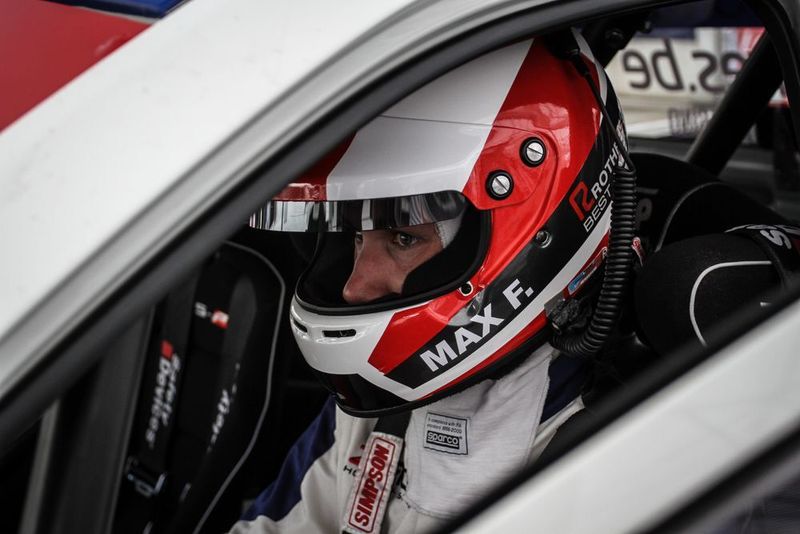Redakteur Max Friedhoff vor dem Start im Cockpit des Actyon Sport. (SP-X/Karina Reichert)