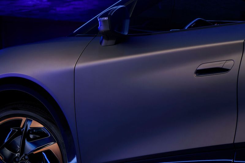 3. Träge Türsensoren trüben den Premium-Anspruch: Die elektronischen Türgriffe mit Sensorflächen reagieren verzögert. Die Türen werden deshalb nicht zuverlässig entriegelt – ein Ärgernis im Alltag, das dem Premium-Anspruch widerspricht. Dafür sind die Griffe beleuchtet und das satte, hochwertige Geräusch beim Schließen der Türen vermittelt Wertigkeit.  (Bild: Seat/David Casas)