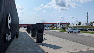 Auf dem 20.500 Quadratmeter großen Areal sollen laut Home of Mobility 160 Ladepunkte entstehen und damit einer der größten Ladeparks Deutschlands. (Bild: Rosenow – VCG)