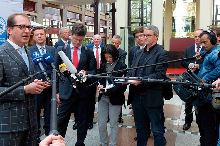 Großes Medieninteresse: Verkehrsminister Alexander Dobrindt stand den Medienvertretern Rede und Antwort. (Foto: Zietz)