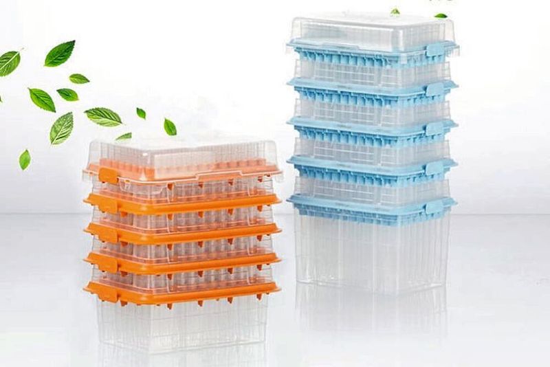 Bei einem hohen Probendurchsatz empfiehlt sich das so genannte Stackpack. Dabei lassen sich die Single-Refills auf eine Höhe von zwei Boxen für bis zu 480 Pipettenspitzen zusammenstecken. (Sarstedt AG & Co. KG)