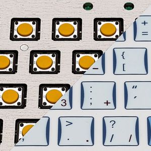 Schnittmodell Folientastatur mit Metallfrontplatte und Mikrotastern.(Bild:  ATEG)