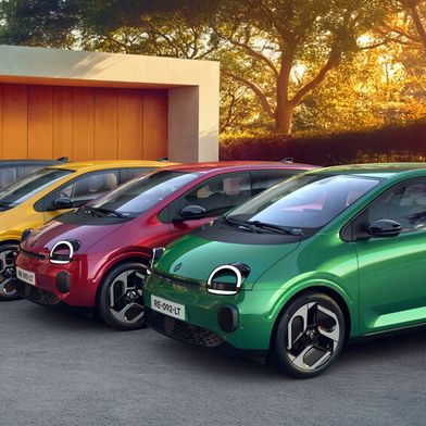 Renault hat den neuen Twingo E-Tech vorgestellt, der äußerlich nicht ganz zufällig dem Ur-Twingo sehr ähnlich ist. (Bild: Renault)