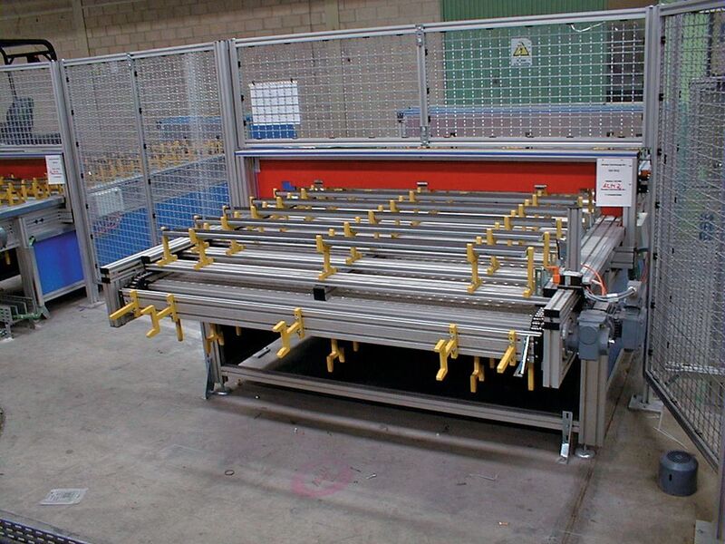 Vertikalumlaufförderer mit 2000 mm breiten Werkstückträgern: Karosseriebauteile werden hier an eine Schweisszelle zugeführt.  (Bild: Iwis)