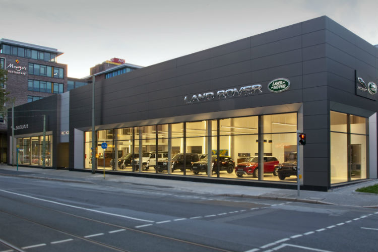 Der weltweit erste Betrieb, der die neue Jaguar-Land-Rover-CI eingeführt hat, ist das Autohaus Glinicke in Frankfurt. Die Eröffnung war bereits im September 2013. (Foto: Jaguar Land Rover)