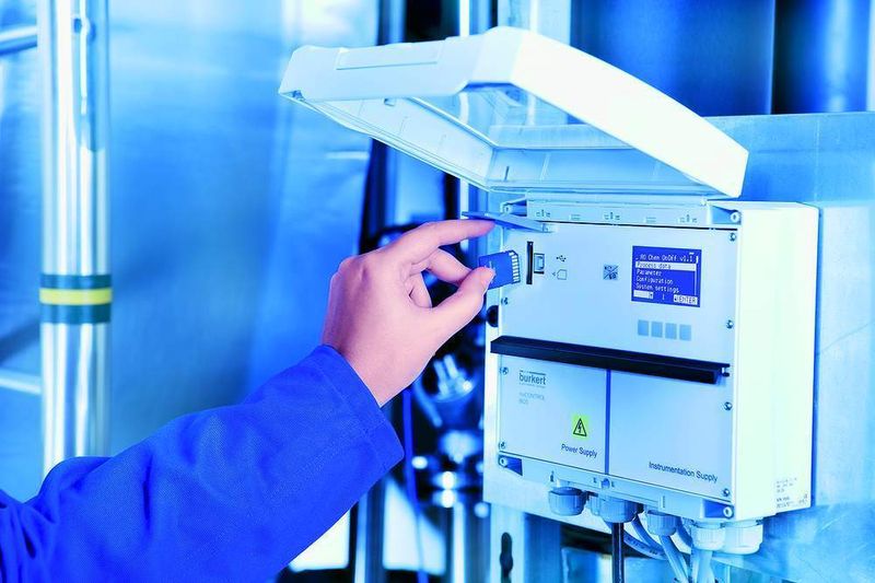 Bürkert’s mxControl 8620 multi-parameter controller automates the control of process variables in water treatment systems. (Archiv: Vogel Business Media)