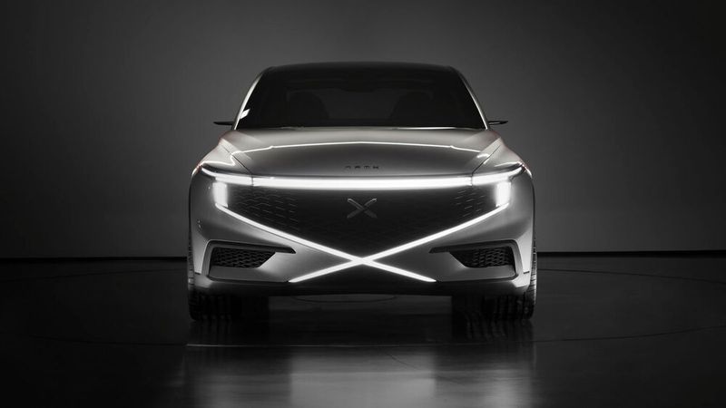 Unter der schnörkellosen, aber klassischen Haube arbeitet ein Verbrennermotor, der alles andere als klassisch ist. Sein Futter ist reiner Wasserstoff. (Bild: Pininfarina)