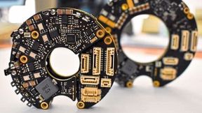 Mit ihrer kreisrunden Form und Hohlwellendurchmessern von 20 bis 40 mm eignen sich die Servoantriebe für vollintegrierte Achsen, die vor allem bei Cobots zum Einsatz kommen.