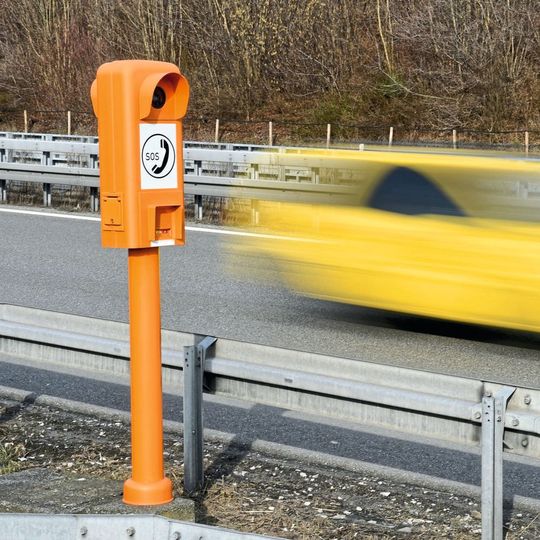 Notrufsäulen an den Autobahnen werden noch immer genutzt, auch wenn sie seltener zum Einsatz kommen.(Bild:  GDV)