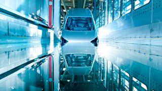 Lackierung im Tauchbad: Industrielle Wässer und Lacke sind anfällig für Mikroorganismen, die die Eigenschaften von Beschichtungen verändern können. Das Forschungsprojekt Di-Wa-L sucht nach einem Weg, diese nur durch Elektroimpulse, ganz ohne chemische Zusatzstoffe, zu entkeimen. (KIT)