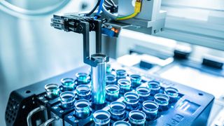 Assemblierung von Batteriezellen mit einem intelligenten Werkstückträger für die digitalisierte Produktion.  (Fraunhofer IPA)