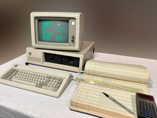Für die Veröffentlichung des Quellcodes mussten insgesamt 10 Bündel an Ausdrucken auf Endlospapier von Hand in PCs übertragen und kompoliert werden, um deren Lauffähigkeit zu überprüfen.(Bild:  Rich Cini / Microsoft)